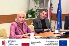 Prezydentka Miasta Słupska przemawia, w tle uczestnik spotkania.