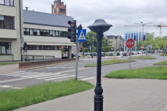 Słupek zraszający w centrum miasta, w tle budynek ZUS-u, ratusz miejski.