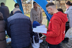 W tle stoisko promocyjne, na pierwszym planie odwiedzający stoisko.